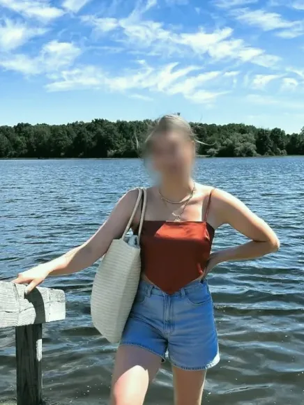 Elli, 24